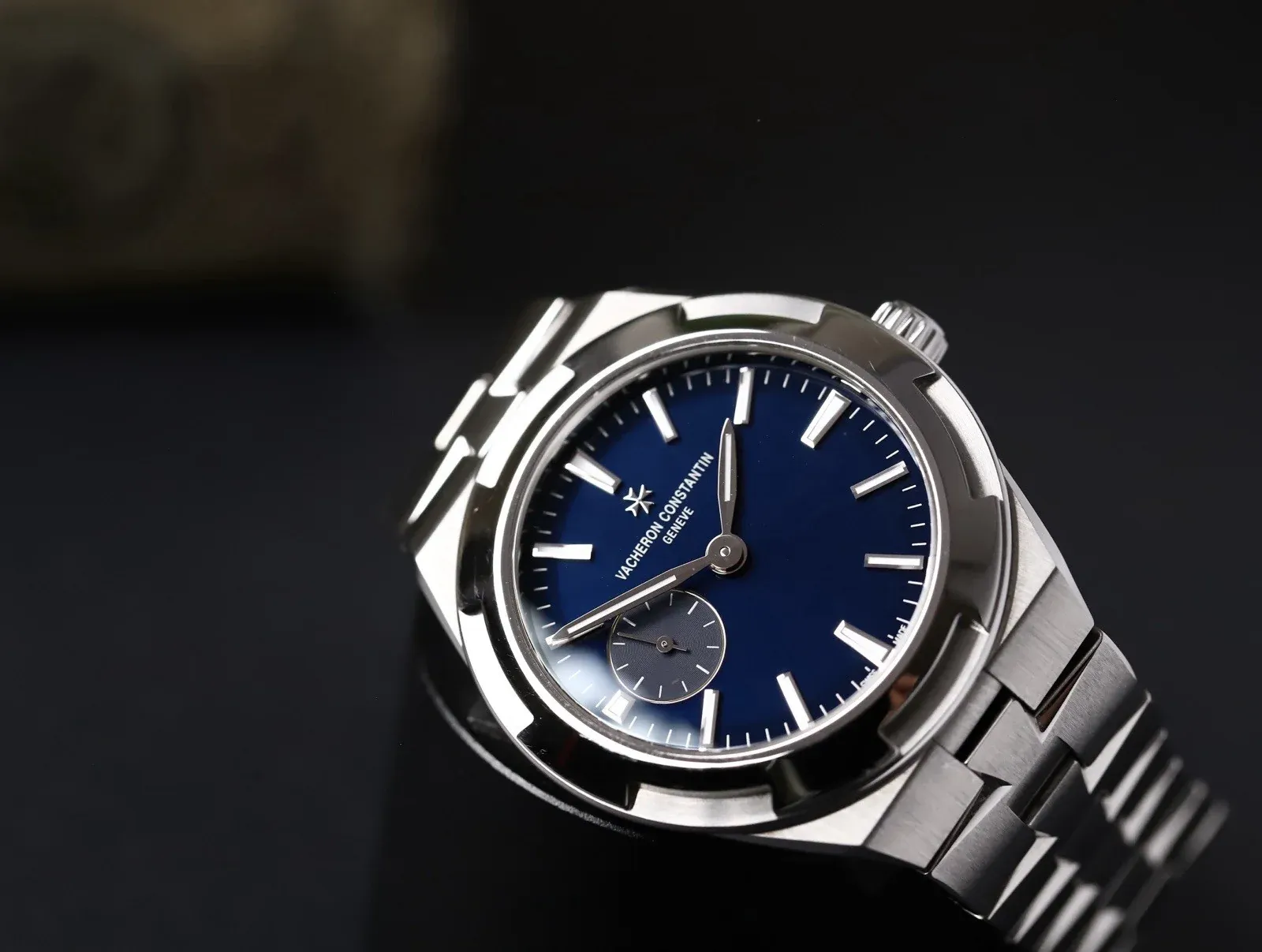 Vacheron Constantin Overseas Mid-Size 2300V/100A-B170, photo 2 of 17