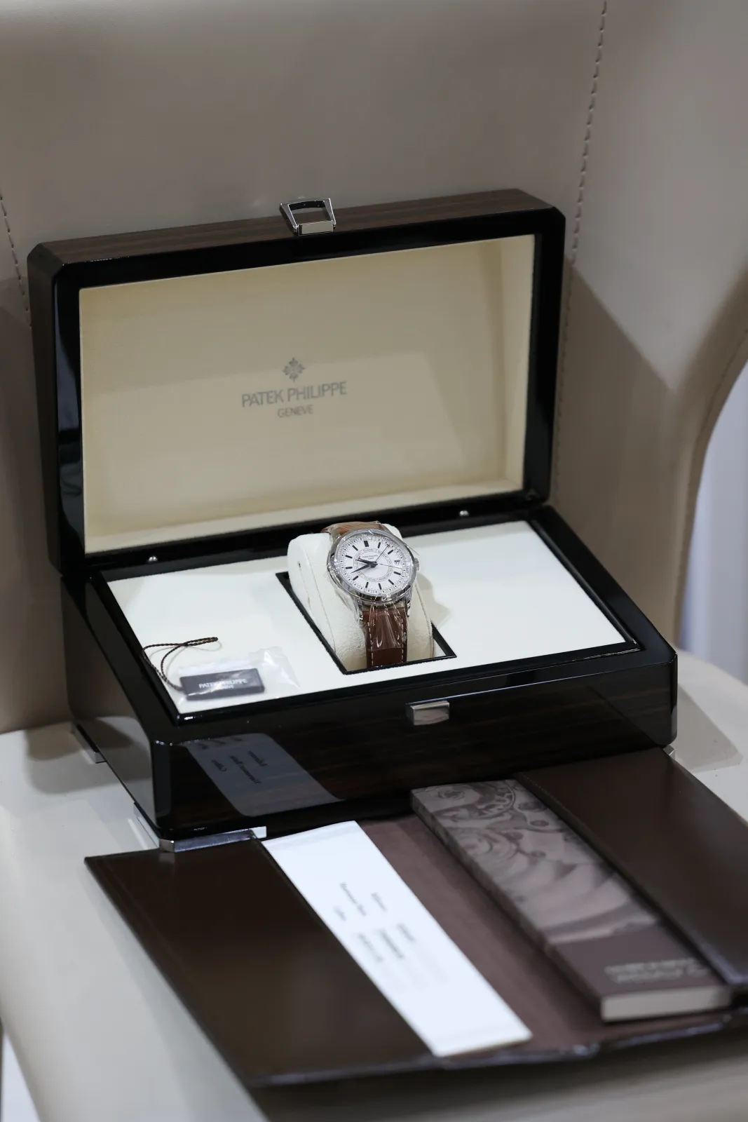 Patek Philippe Calatrava Weekly Calendar 5212A-001, photo 6 of 6
