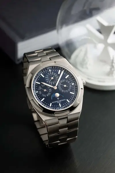 Vacheron Constantin Overseas Ultra-Thin Perpetual Calendar Ref. 4300V/120G-B945