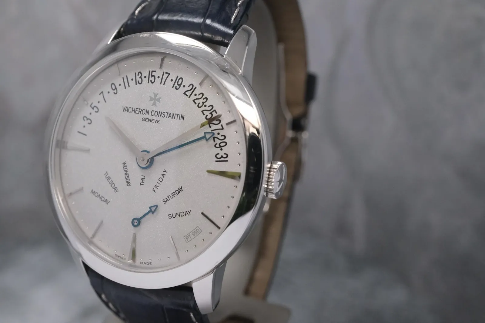 Vacheron Constantin Patrimony Retrograde Day Date Platinum (2009) - Ref. 86020/000P-9345 | Watch Scout - image 2