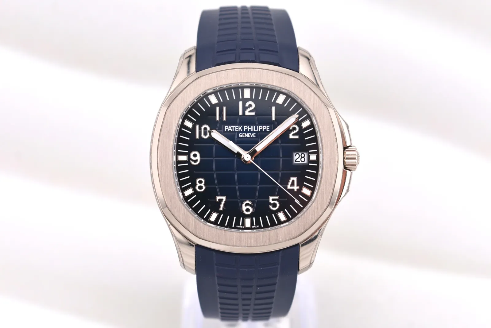 Patek Philippe Aquanaut (2018) - Ref. 5168G | Watch Scout - image 2