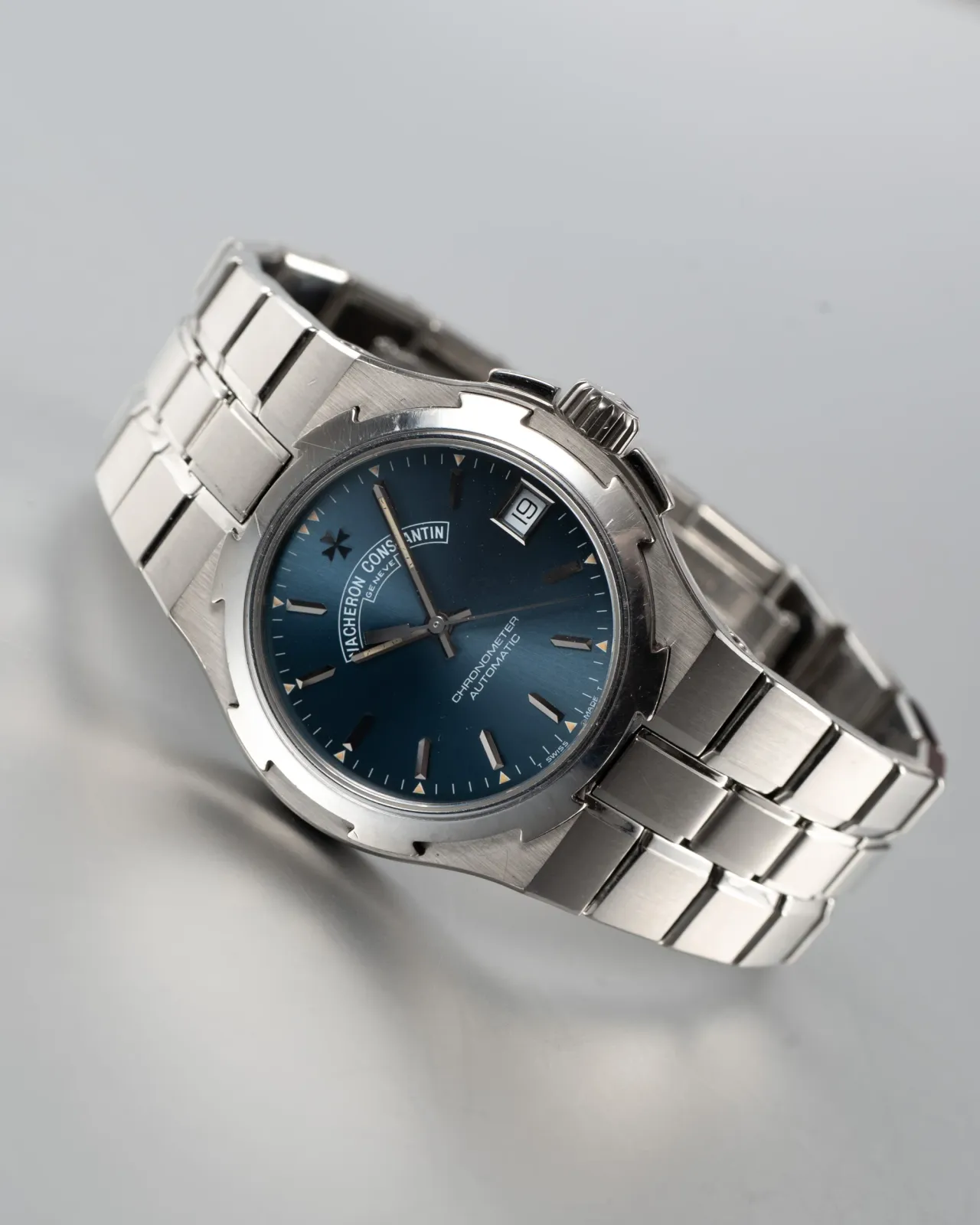 Vacheron Constantin Overseas (1990s) - Ref. 42052 | Watch Scout - image 2