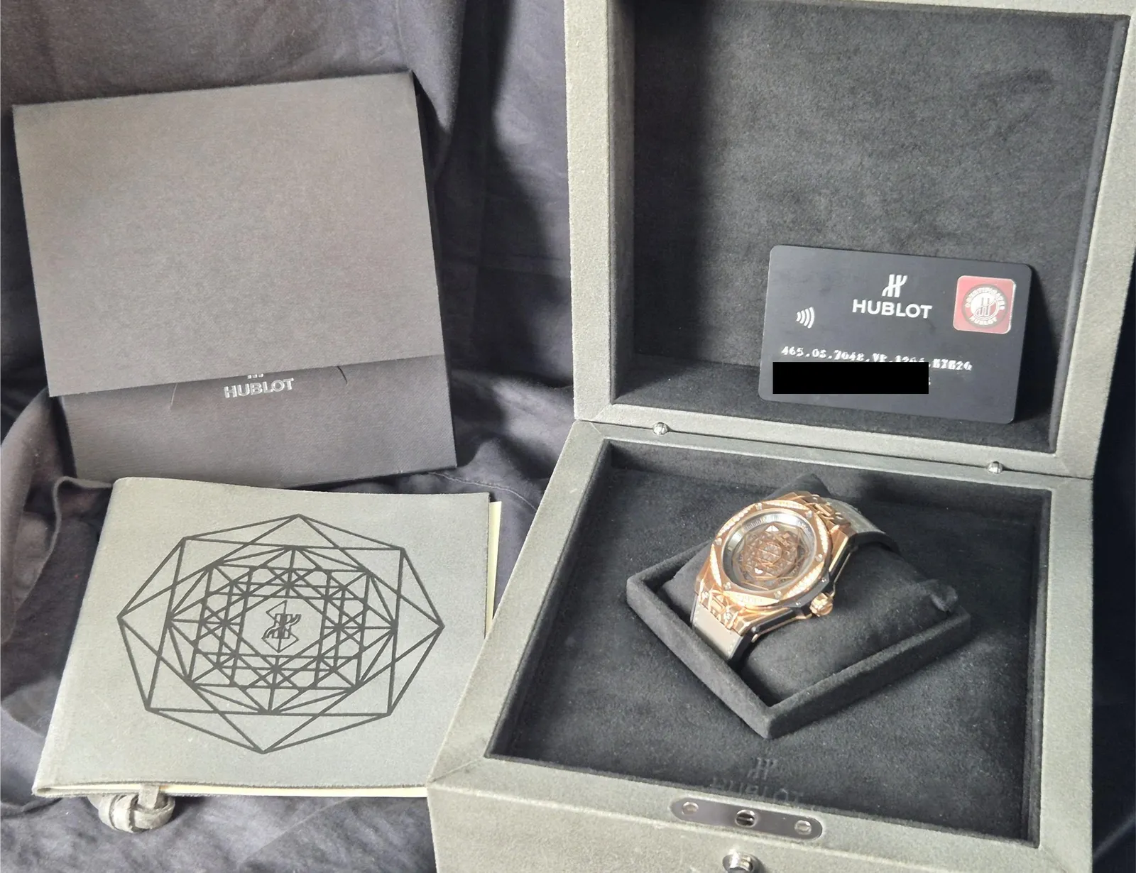 Hublot Big Bang Sang Bleu One Click (2021) - Ref. 465.OS.7048.VR.1204.MXM20 | Watch Scout - image 2