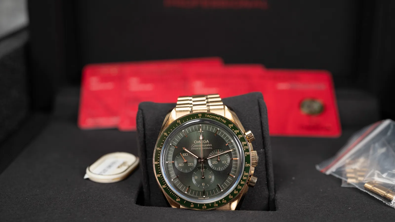 Omega Speedmaster Professional Moonwatch 31060425010001, photo 2 of 9