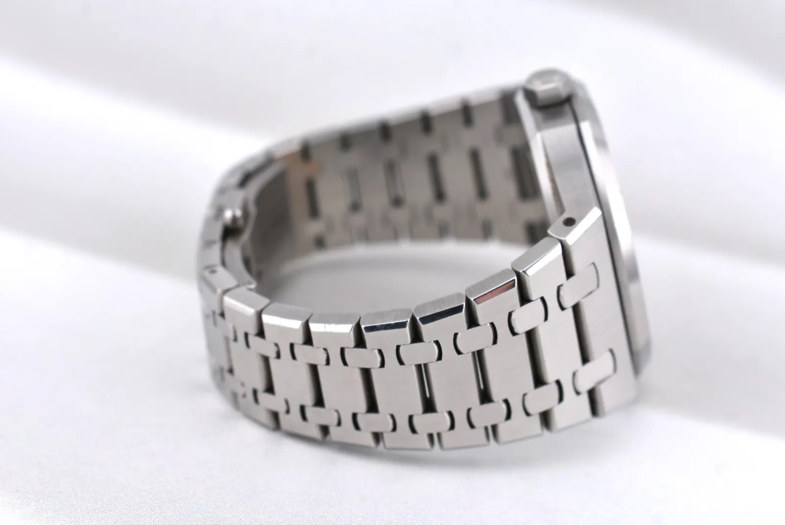 Audemars Piguet Royal Oak 15400ST Price in Australia | $54k - image 10